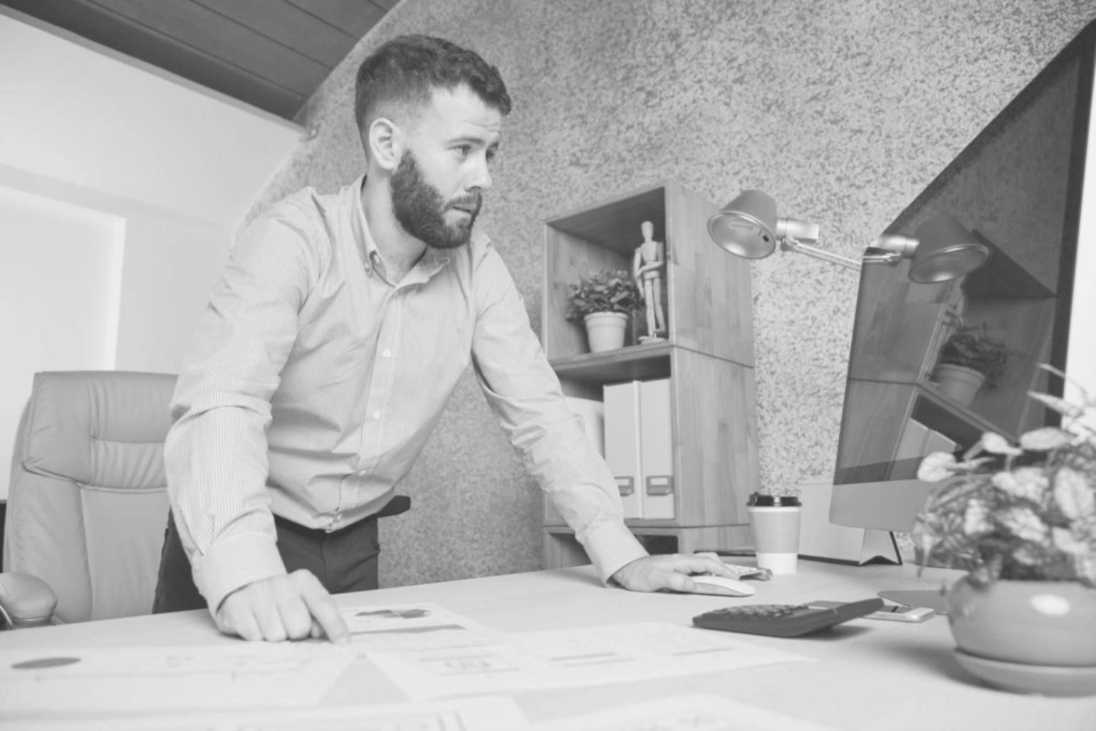 Estudiante trabajando en desarrollo de juego móvil en Unity